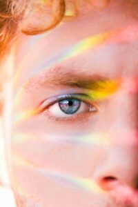 Barevné kontaktní čočky v létě: Ideální čas na změnu barvy svých očí a jak o ně pečovat