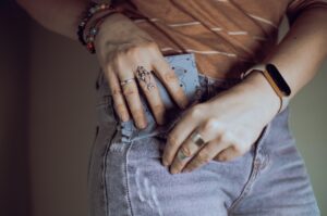 Stylový a pohodlný šatník: Návrat uvolněných střihů a ikonického denimu